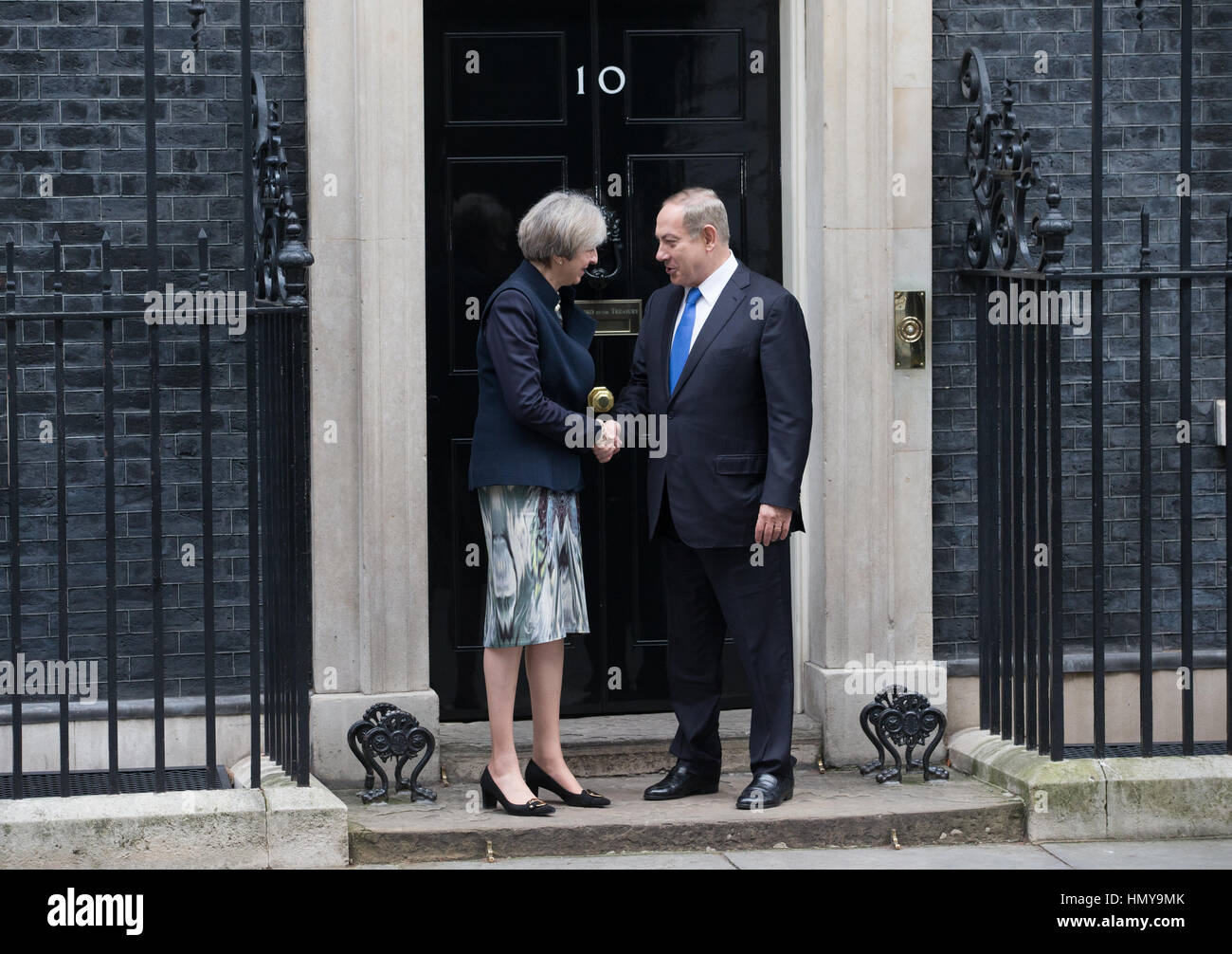 Großbritanniens Premierminister, Theresa May, grüßt Premierminister Benjamin Netanyahu Israel auf den Stufen des Nr. 10 Downing Street Stockfoto