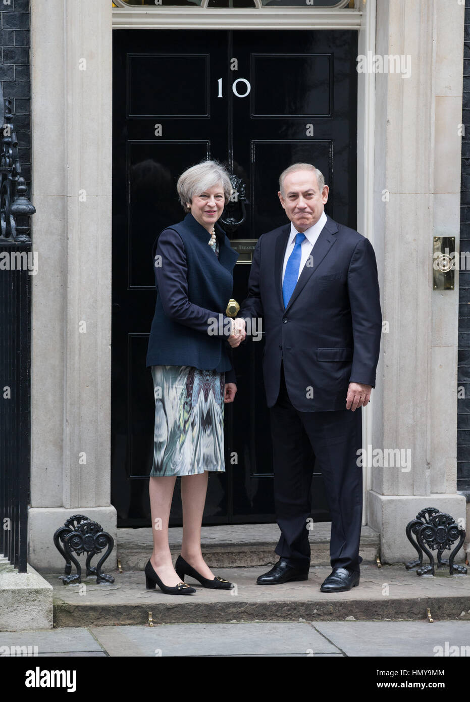 Großbritanniens Premierminister, Theresa May, grüßt Premierminister Benjamin Netanyahu Israel auf den Stufen des Nr. 10 Downing Street Stockfoto