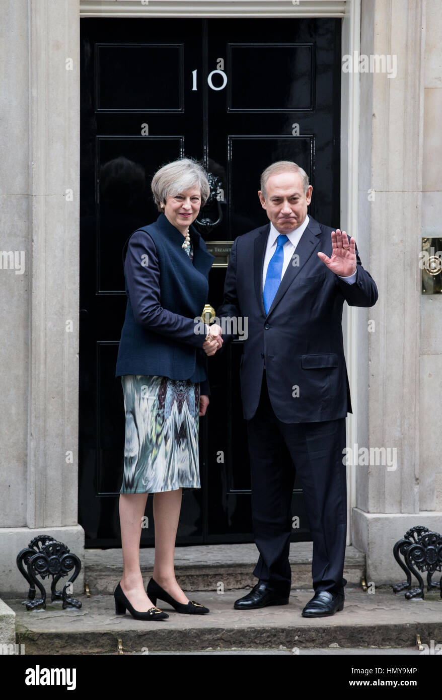 Großbritanniens Premierminister, Theresa May, grüßt Premierminister Benjamin Netanyahu Israel auf den Stufen des Nr. 10 Downing Street Stockfoto