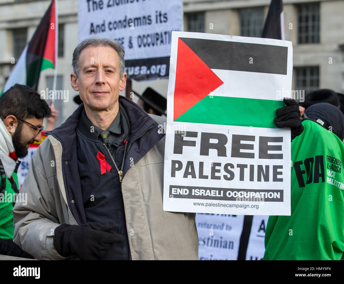 Menschenrechtlerin, Peter Tatchell, schließt sich Demonstranten Demonstration gegen den Besuch von Benjamin Netanyahu und israelische Besatzung Stockfoto
