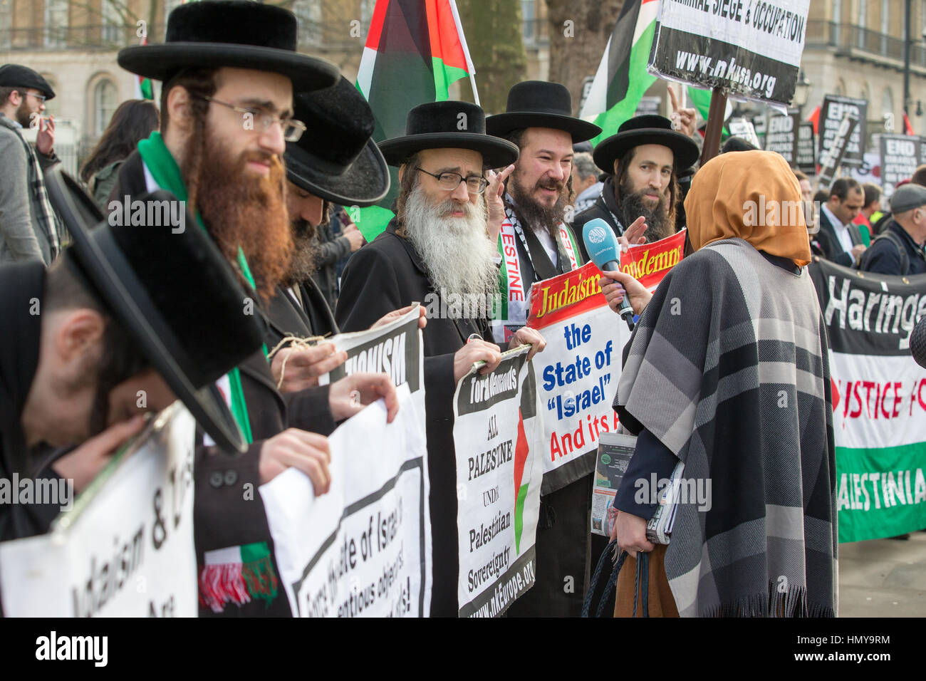 Juden gegen Israel halten eine anti-israelische Fahne gegen pro-israelische Demonstranten an der Downing Street während des Besuchs der israelische Premierminister Netanjahu Stockfoto