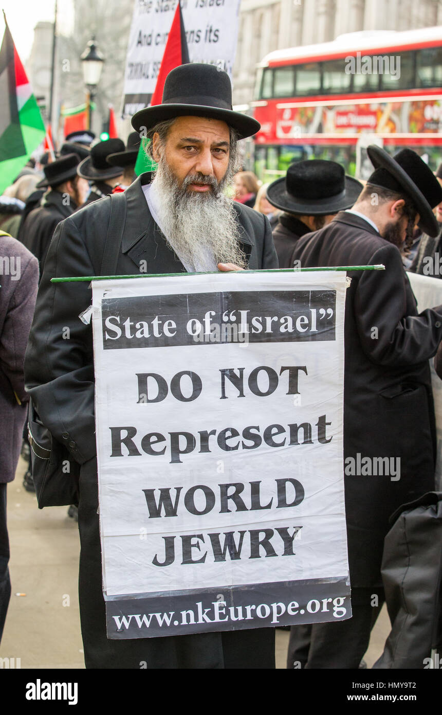 Juden gegen Israel halten eine anti-israelische Fahne gegen pro-israelische Demonstranten an der Downing Street während des Besuchs der israelische Premierminister Netanjahu Stockfoto