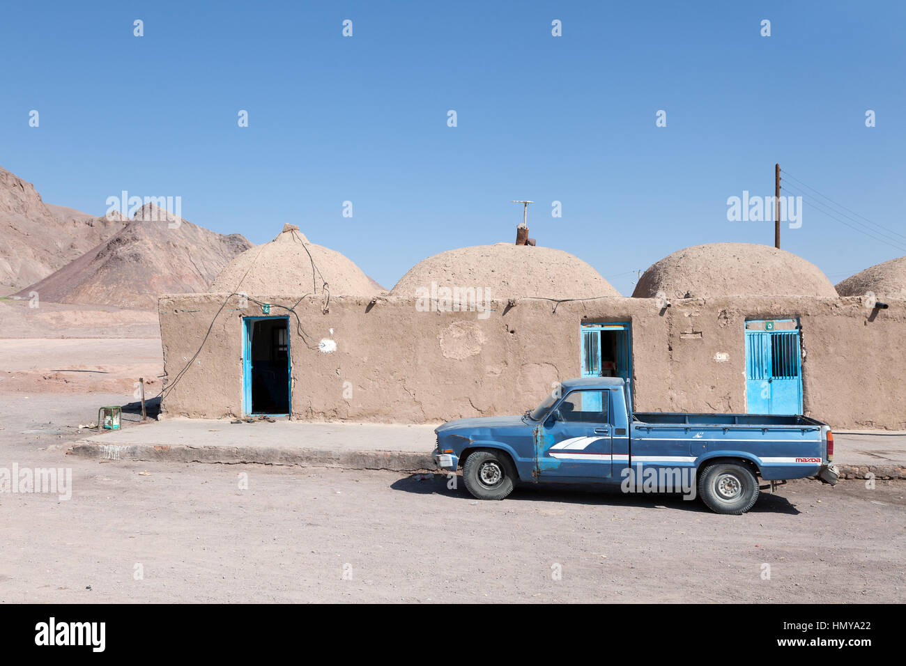 Kerman, Iran - 16. Oktober 2015: Alte Mazda Pickup in einem ländlichen Dorf Kerman Region, südöstlichen Iran geparkt Stockfoto