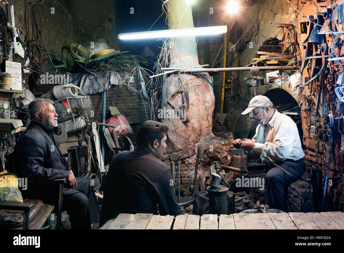 Schmiede-Werkstatt befindet sich in dem alten Basar von Kerman, Iran Stockfoto