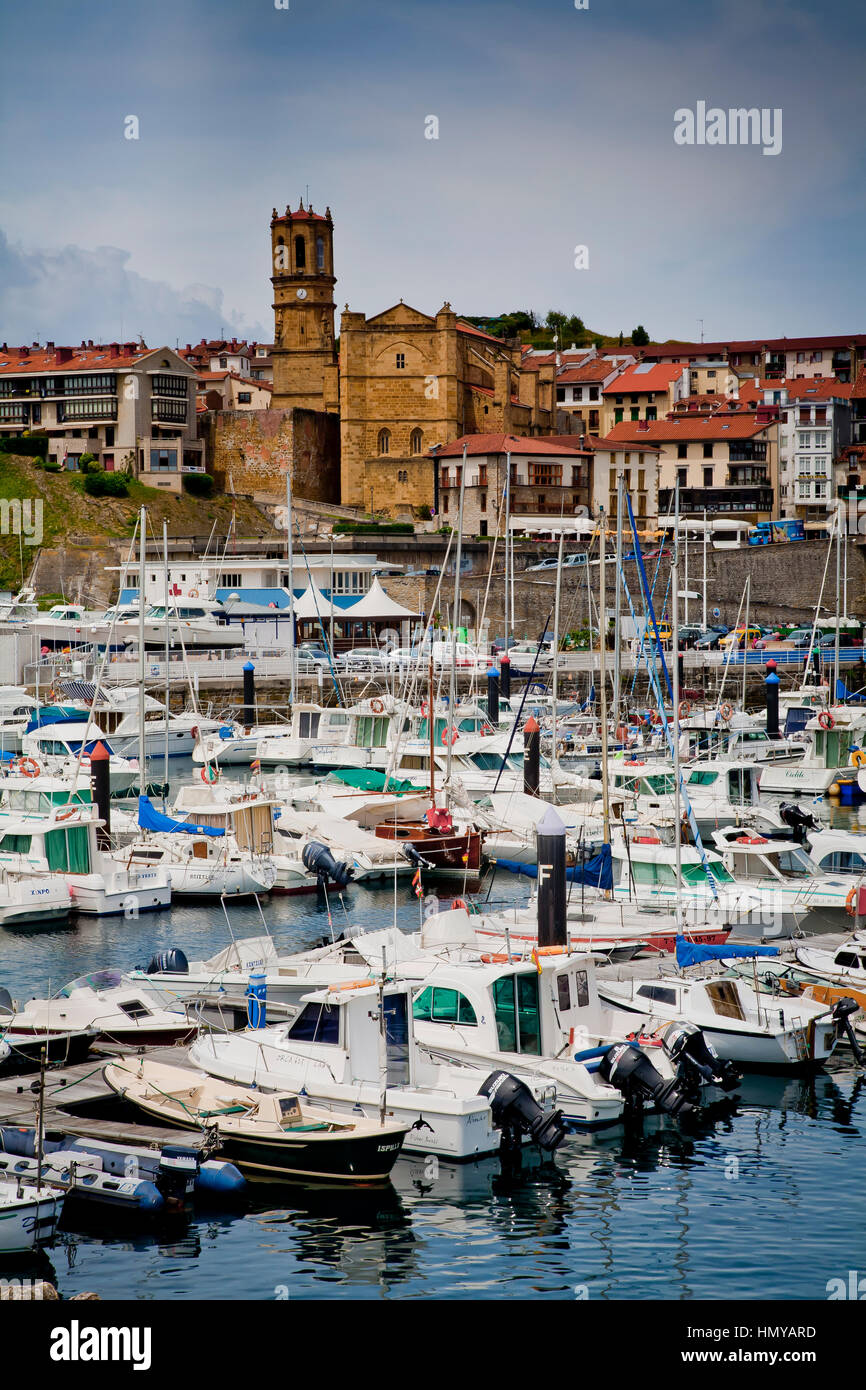 Yachthafen und Dorf anzeigen. Getaria, Gipuzkoa, Baskisches Land, Spanien. Stockfoto