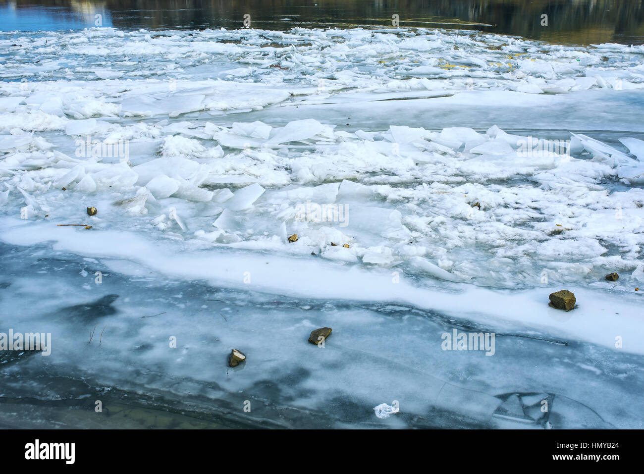 Eis schwimmt auf der Wasseroberfläche des Flusses an kalten Wintertag geknackt Stockfoto