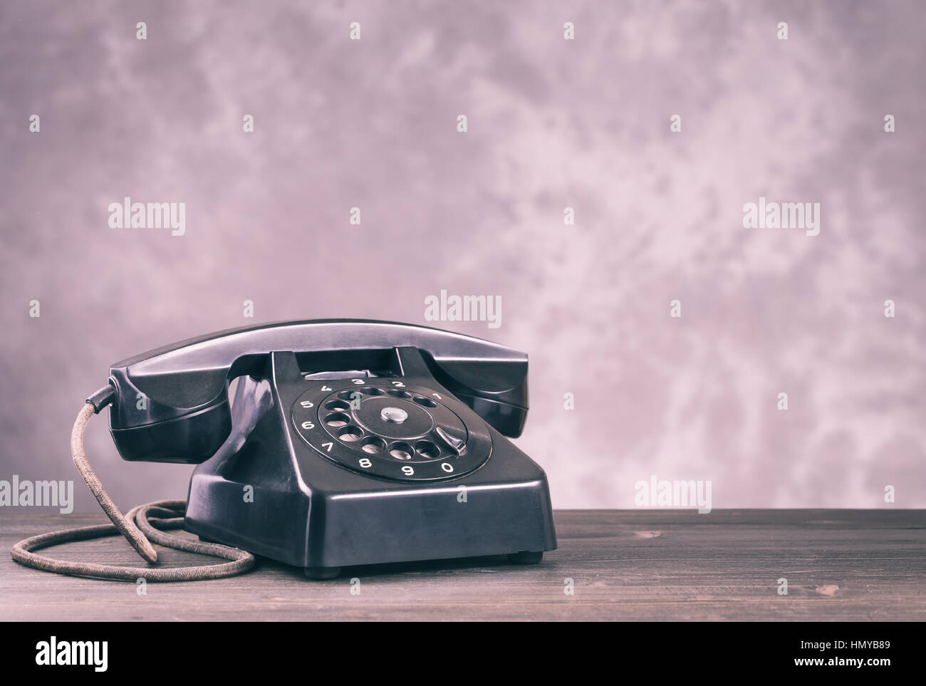 Alte schwarze Telefon auf Licht Stockfoto