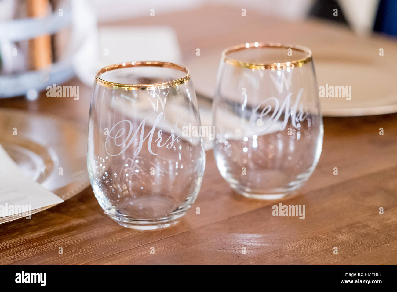 Herr und Frau Hochzeit Wein Gläser zu einem eleganten indoor Empfang. Stockfoto