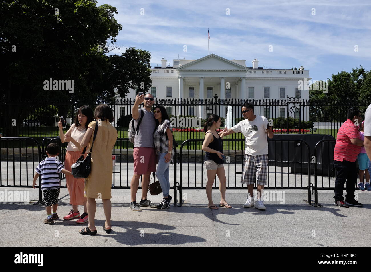 Touristen nehmen Selfies vor das Weiße Haus. Stockfoto