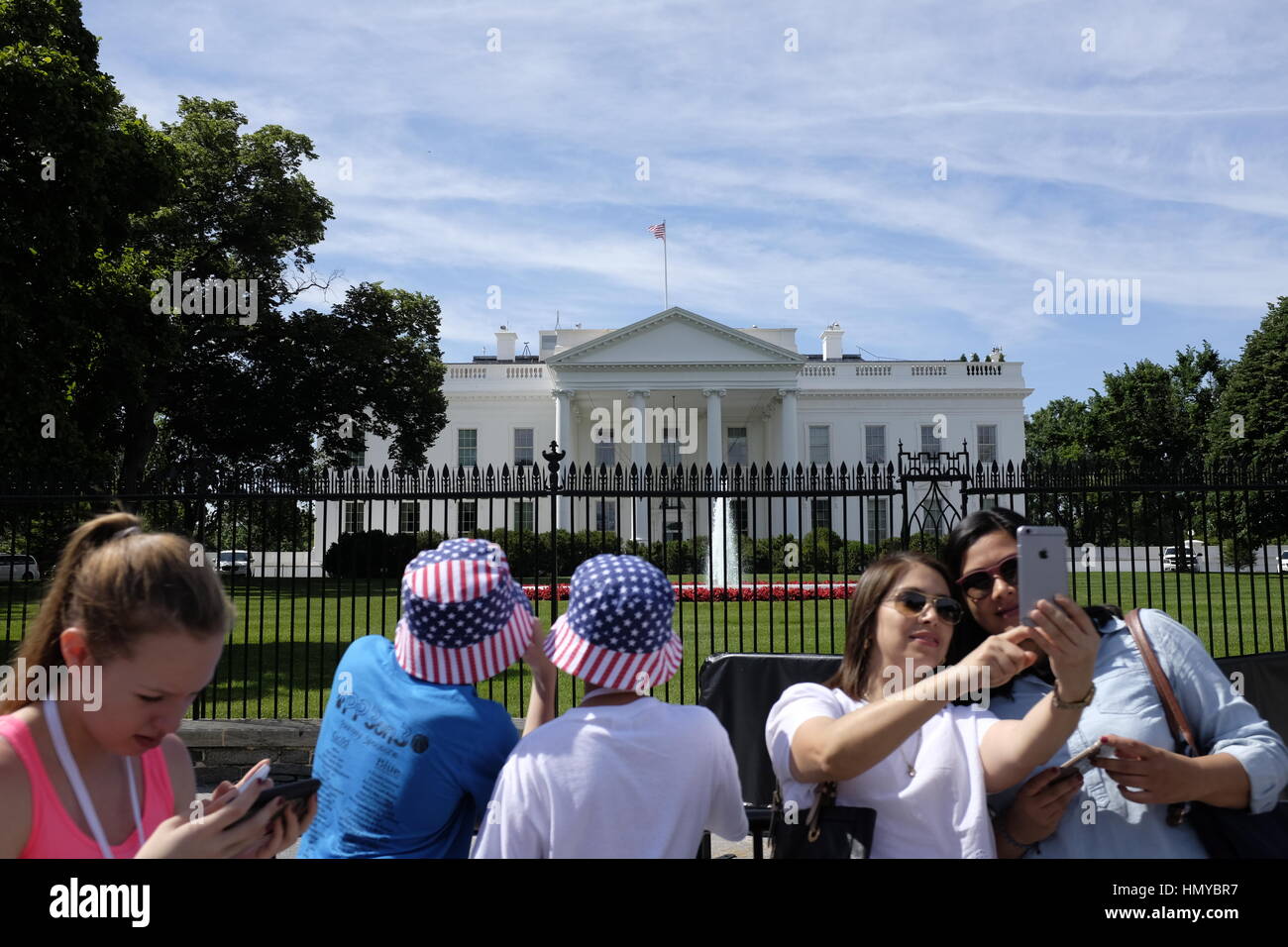 Touristen nehmen Selfies vor das Weiße Haus. Stockfoto