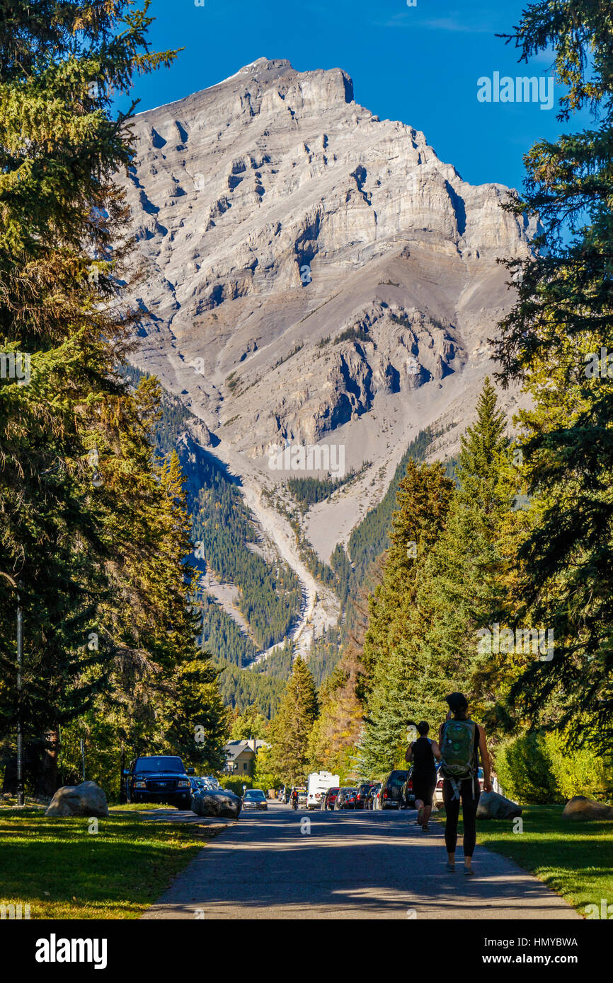 Ein Blick auf Cascade Mountain von Banff Town / National Park in der kanadischen Rocky Mountains, Alberta. Stockfoto
