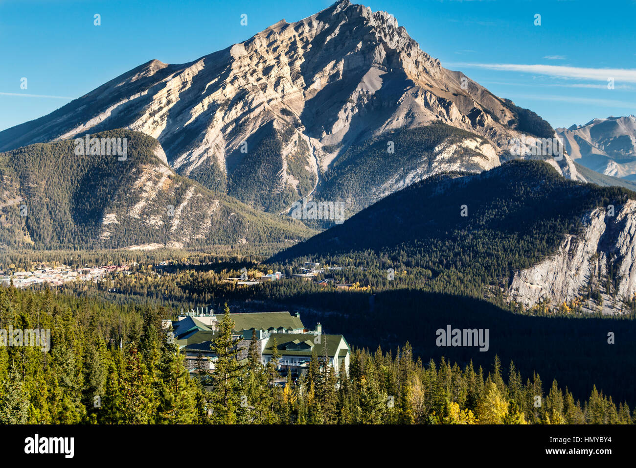 Blick vom Sulphur Mountain in Banff Stadt Tunnel Mountain und Cascade Mountain, Alberta, Kanada. Stockfoto