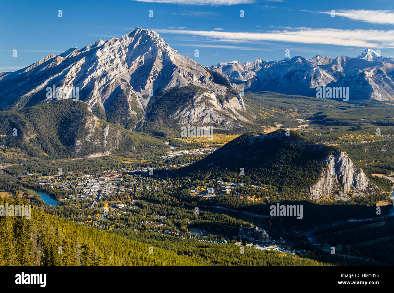 Blick vom Sulphur Mountain in Banff Stadt Tunnel Mountain und Cascade Mountain, Alberta, Kanada. Stockfoto