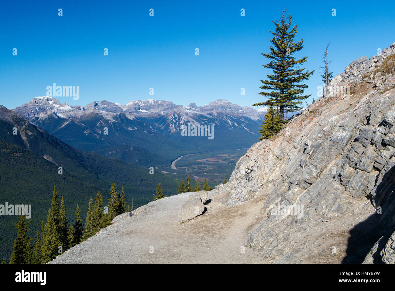 Die Rocky Mountains, die umgeben von Sulphur Mountain in Banff, Alberta, Kanada. Stockfoto