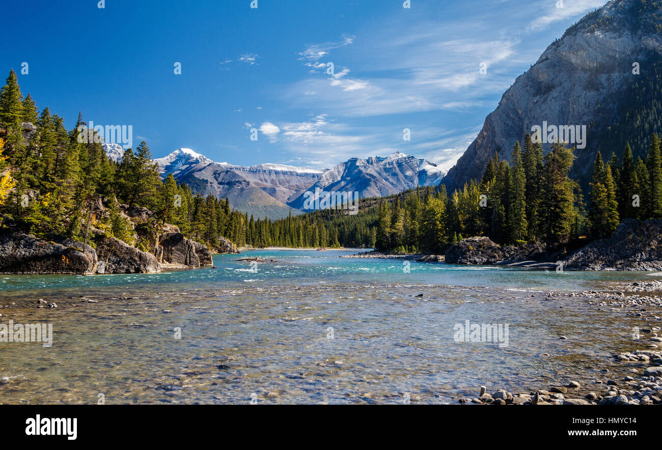 Die Rocky Mountains die Grenze Bow River, Banff, in Alberta, Kanada. Stockfoto
