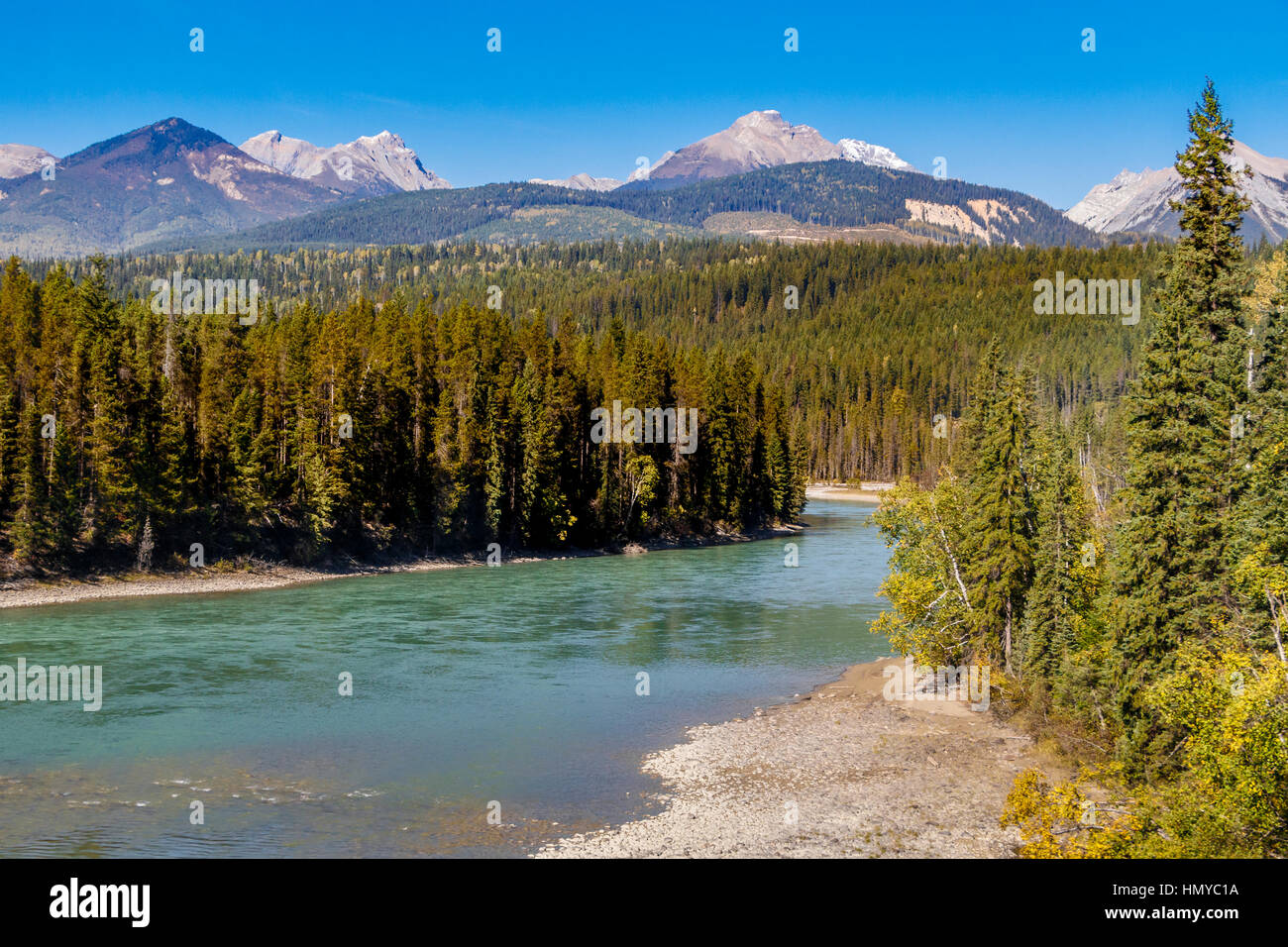 Die Rocky Mountains an der Grenze Bow River in Alberta, Kanada. Stockfoto