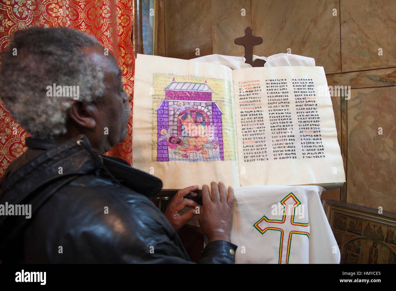 Jerusalem, Israel - 8. Dezember 2013: äthiopische Mönch mit alte Bibel im Alten geez Sprache in der äthiopischen Patriarchat in Jerusalem geschrieben. Stockfoto