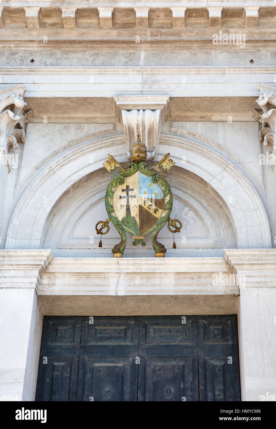 Alte Wappen an der Fassade der Kirche von San Giorgio Maggiore in Venedig, Italien. Stockfoto Alte Wappen an der Fassade der Kirche von San Giorgio Maggiore in Venedig, Italien. Stockfoto