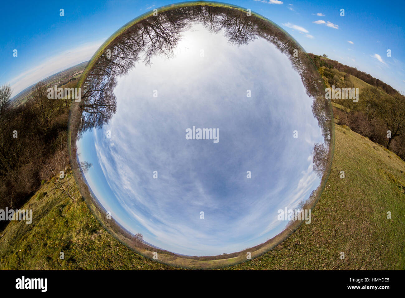 Runde Glaskugel in der Landschaft Stockfoto