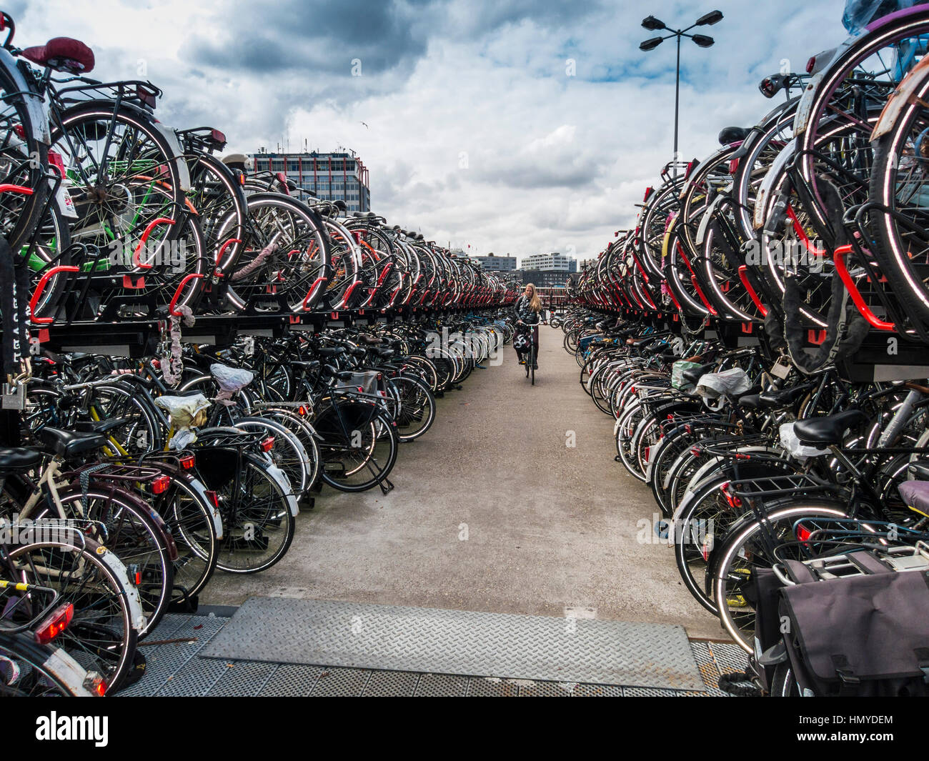 Racks der Fahrräder in einer Reihe Stockfoto