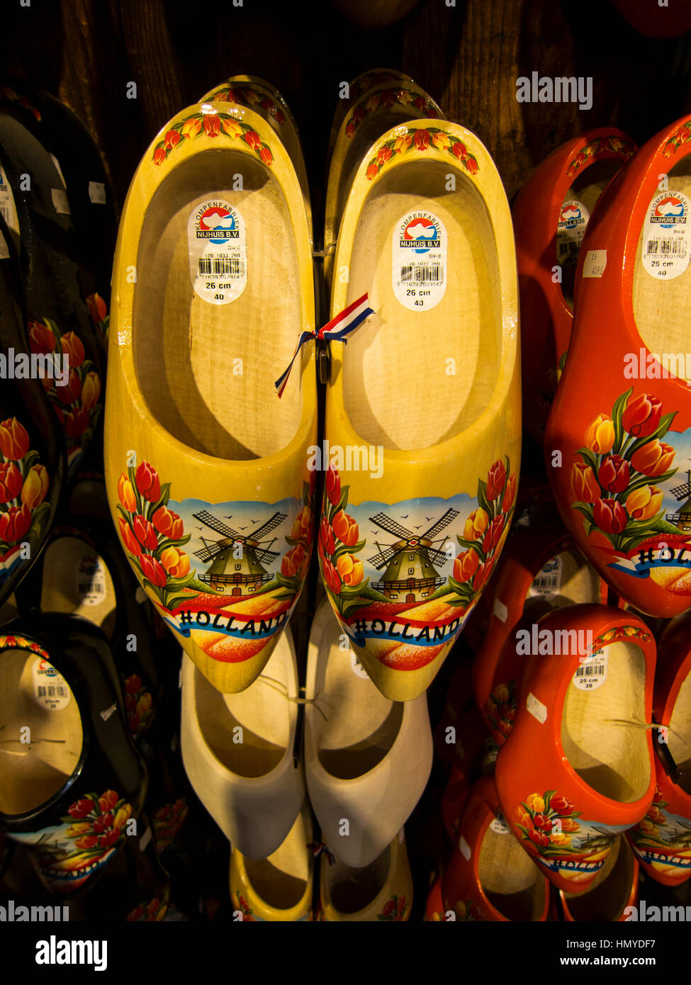 Holländische Holzschuhe in leuchtenden Farben Stockfoto