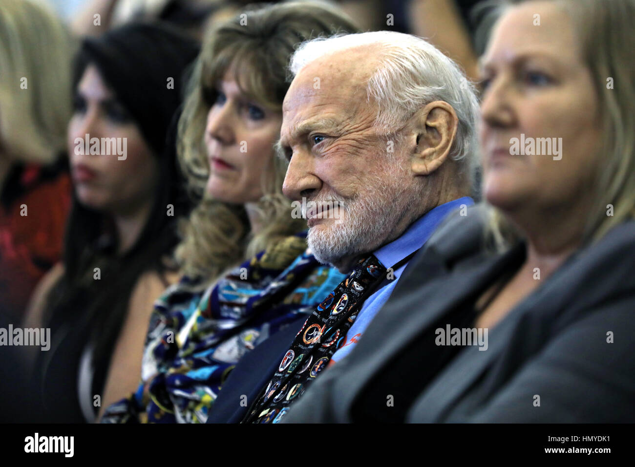 NASA-Astronaut Buzz Aldrin lauscht Lautsprecher während der Tag des Gedenkens-Zeremonie im Kennedy Space Station komplexe Besucherzentrum für Space Education 26. Januar 2017 in Titusville, Florida. Die Zeremonie ehrt Astronauten verloren ihr Leben bei der Suche für die Weltraumforschung. Stockfoto