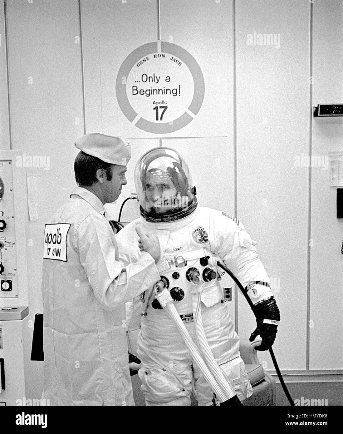 NASA-Astronaut Alan Shepard (links) hilft Apollo 17 lunar Mission Astronaut Harrison Schmitt während der Pre-Launch passende Operationen am Kennedy Space Center 6. Dezember 1972 in Merritt Island, Florida. Stockfoto