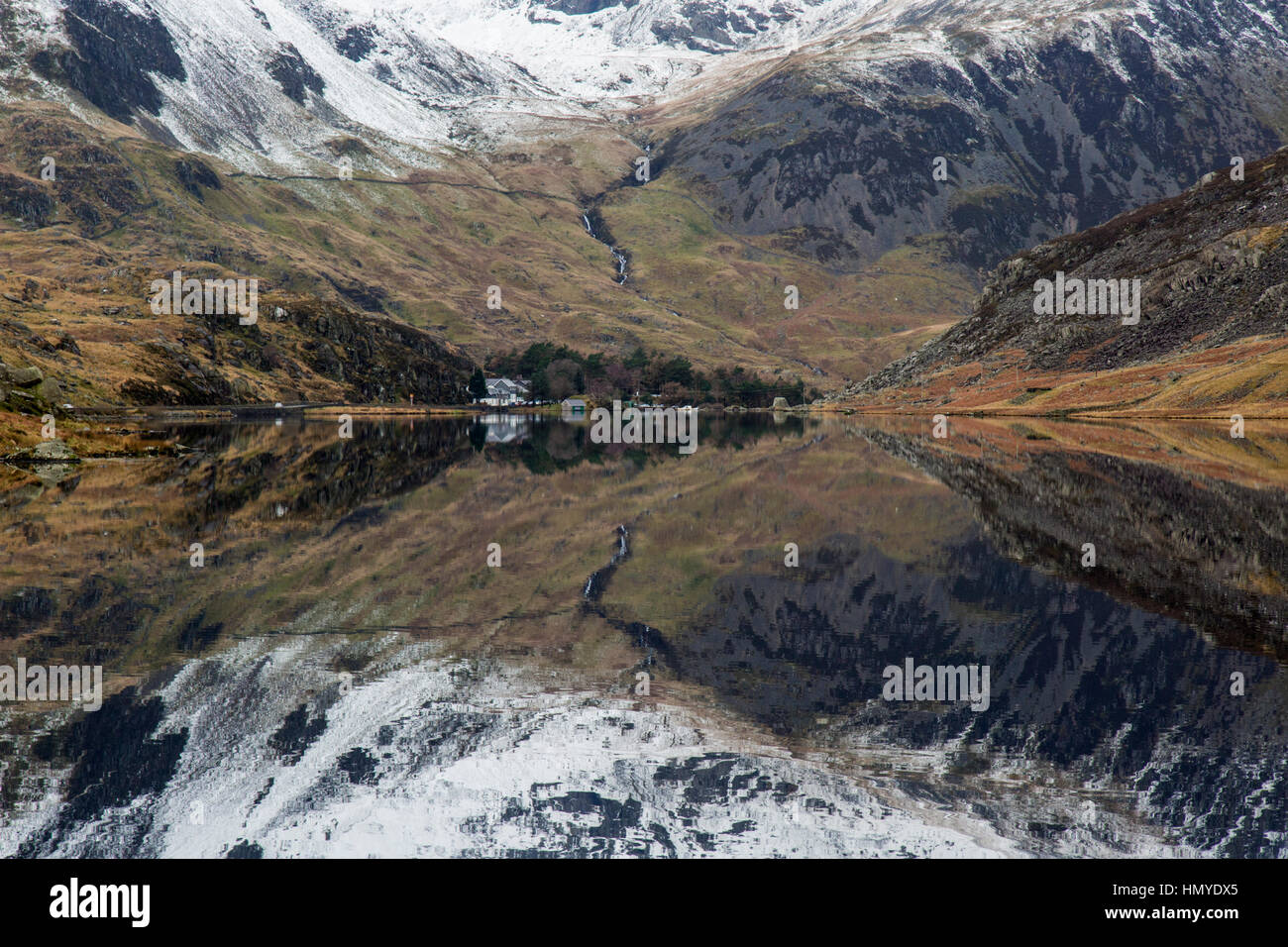 Zeigen Sie suchen Westen entlang Llyn Ogwen im Snowdonia National Park im Norden von Wales an. Der schneebedeckte Gipfel des Snowdonia im Hintergrund. Stockfoto
