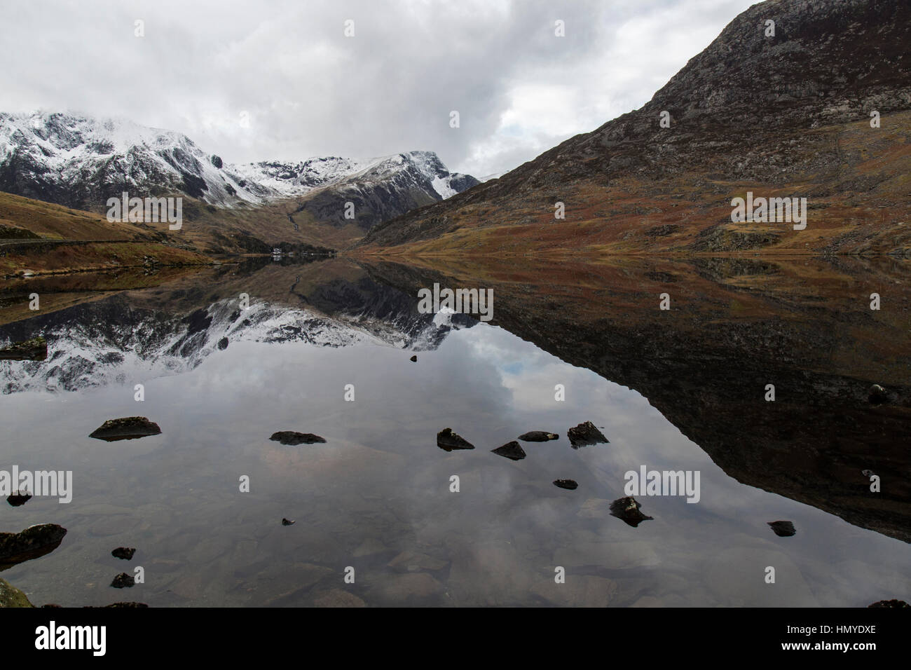Zeigen Sie suchen Westen entlang Llyn Ogwen im Snowdonia National Park im Norden von Wales an. Der schneebedeckte Gipfel des Snowdonia im Hintergrund. Stockfoto