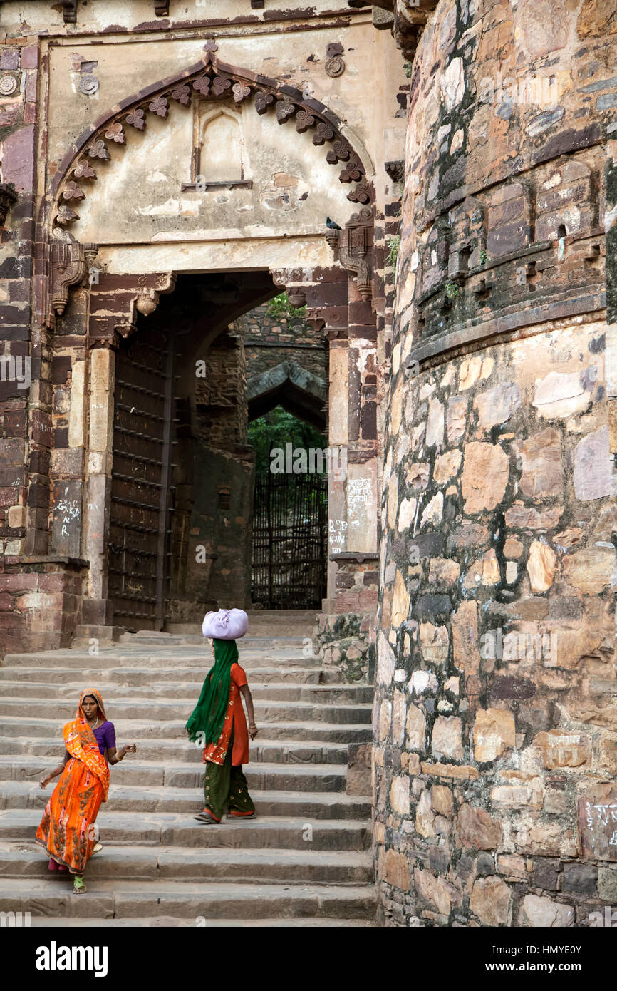 Frauen auf der Treppe vor dem Tor, Ranthambore Fort, Rajasthan, Indien Stockfoto