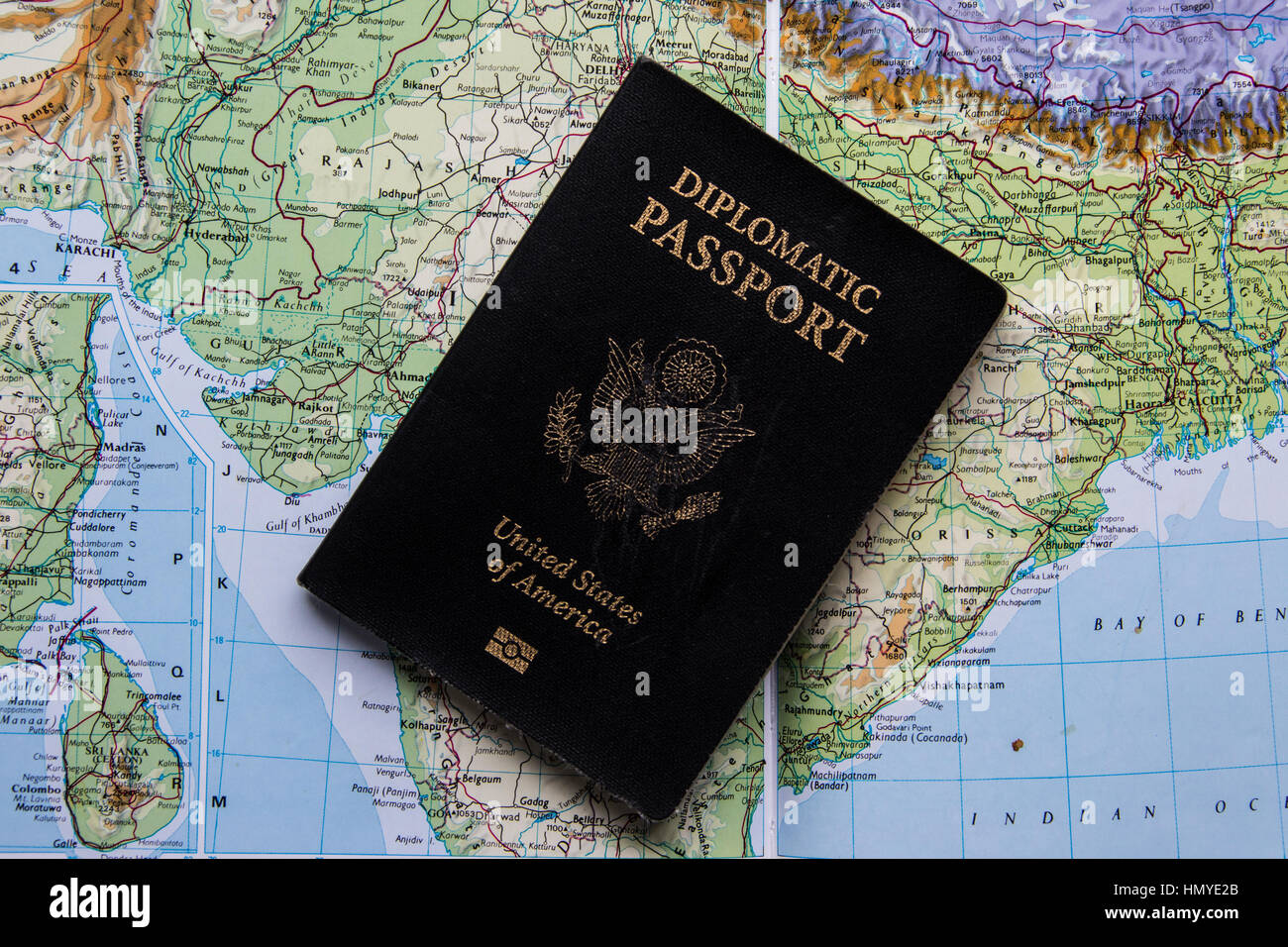 Der Diplomatenpass der Vereinigten Staaten von Amerika, auf einer Karte von Indien Stockfoto