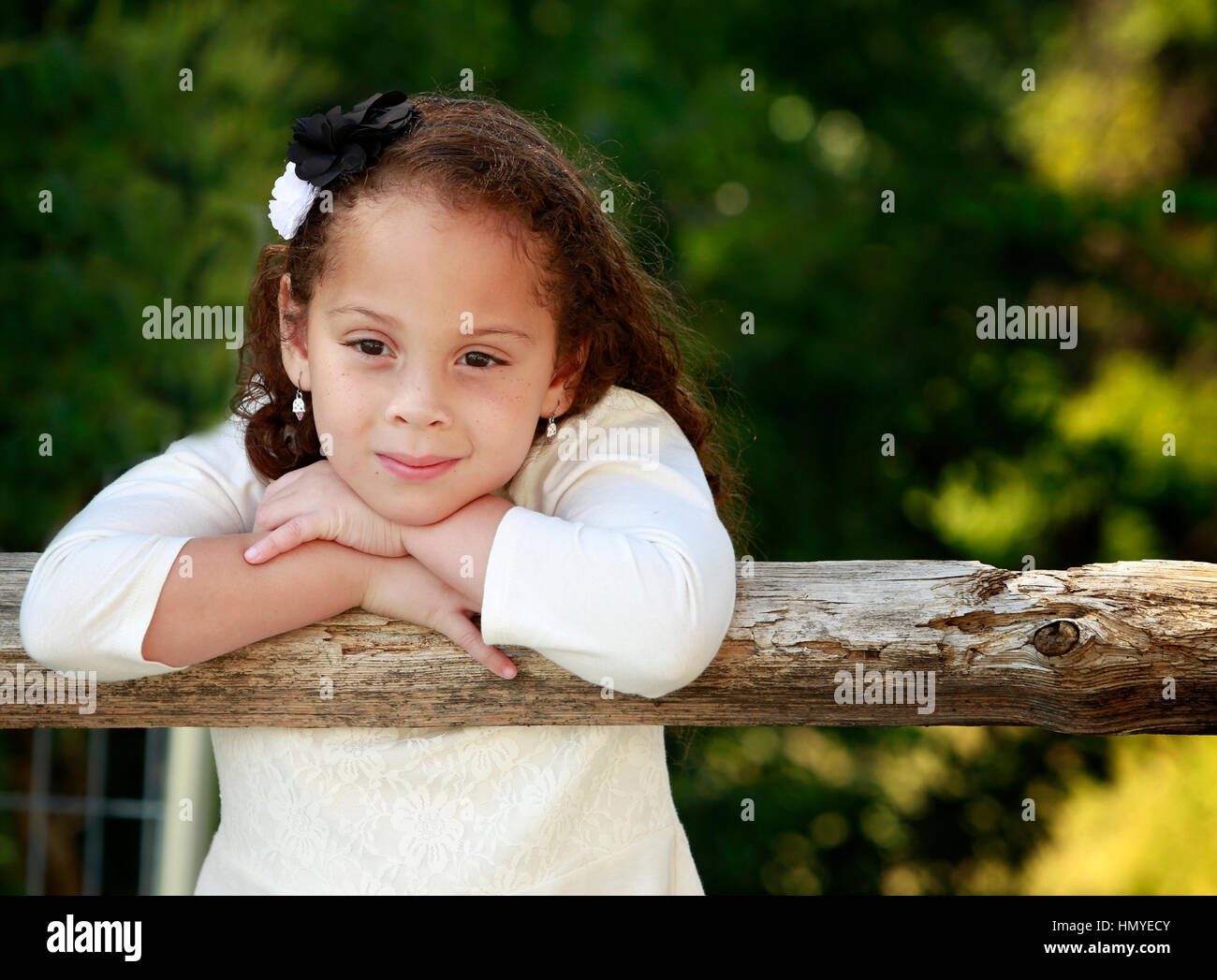 Outdoor-Porträt einer schönen Afroamerikaner/gemischter Rasse kleines Mädchen Stockfoto