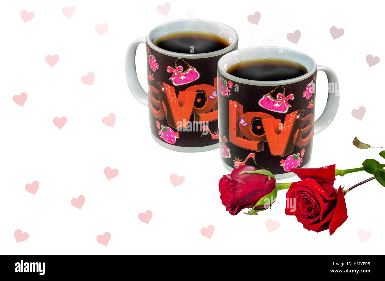 Romantischen Hintergrund zufrieden mit dekorierten Kaffeebecher mit schwarzen dampfenden Kaffee und rote Rosen. Eine Liebe Romantik Valentinstag Konzept. Stockfoto