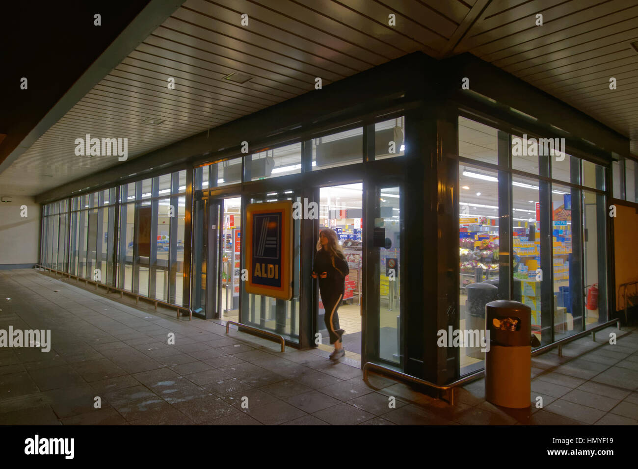 Aldi-late-Night-Shoppimg verkehrsreichsten speichern in Schottland Aldi Great Western Road 4 Knightscliffe Avenue Glasgow Glasgow City G13 2TG Stockfoto