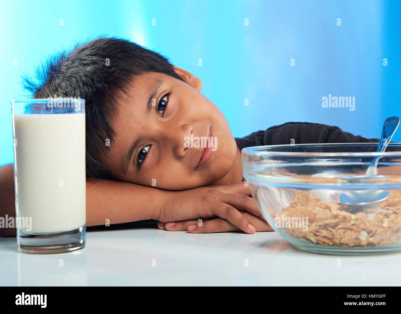 süße junge Latino auf Frühstück mit Müsli und Milch Stockfoto