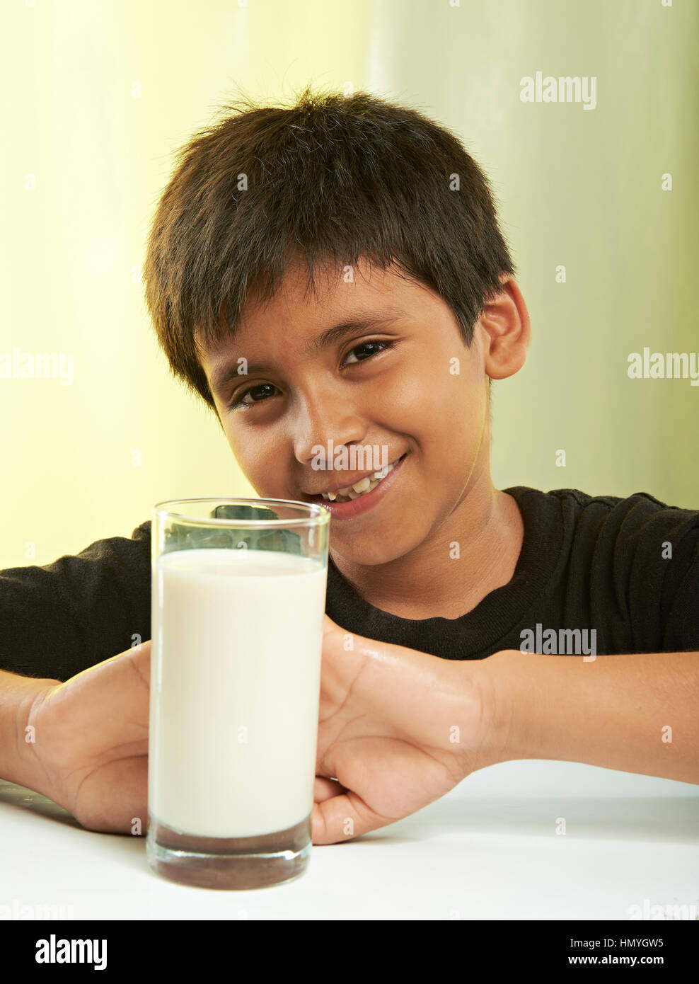 junge verweigern Glas Milch isoliert auf gelb Stockfoto