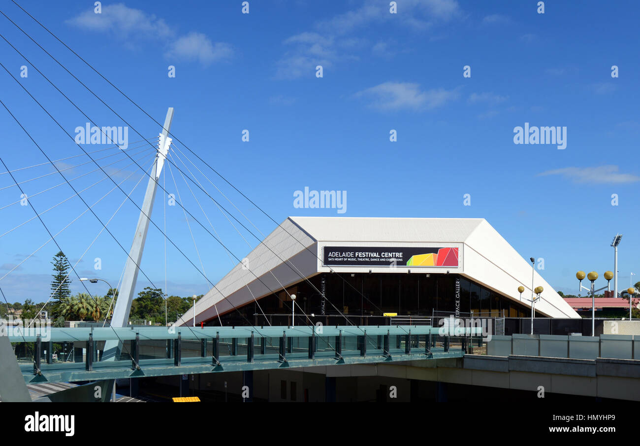 Das Adelaide Festival Center Gebäude vom Fluss Torrens. Stockfoto