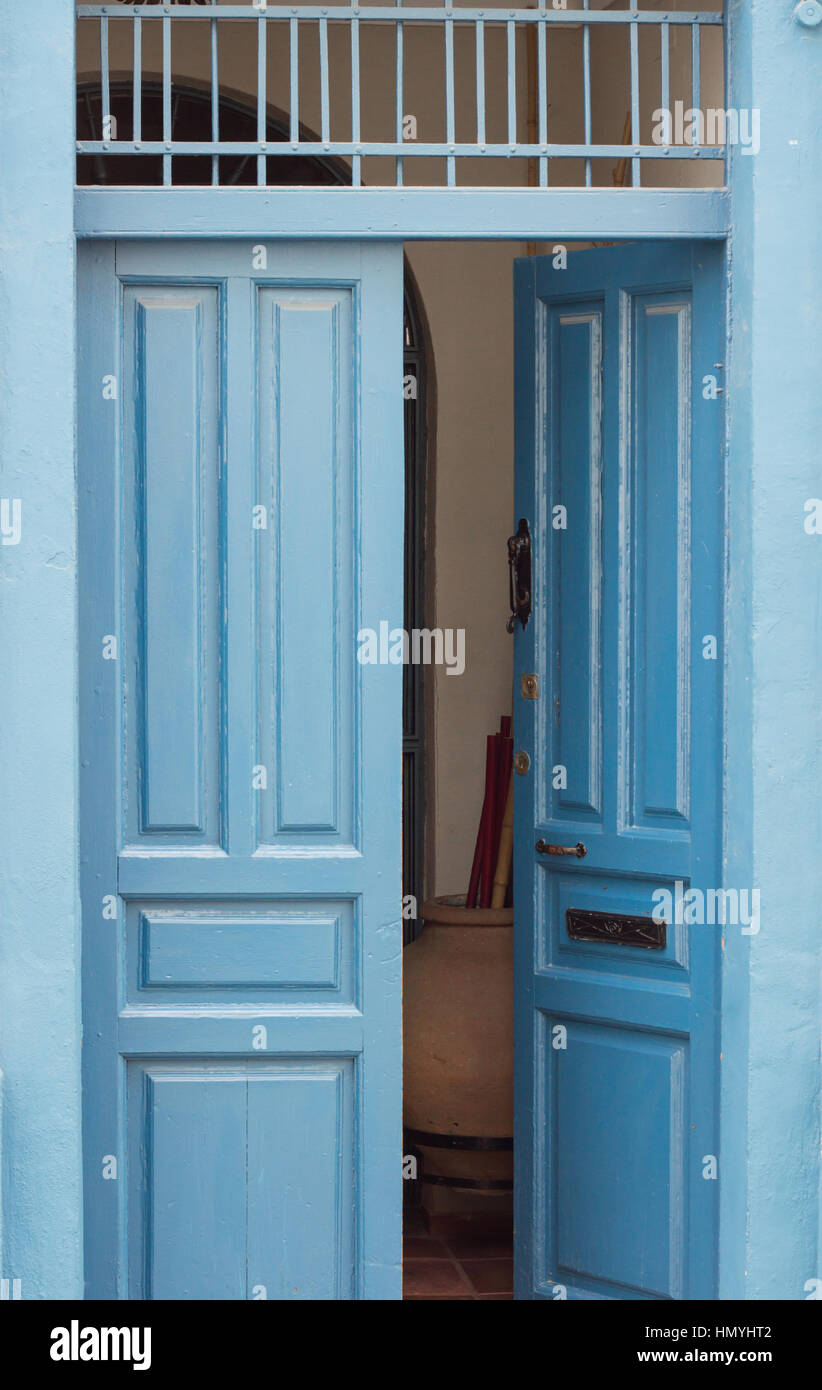 blaues Vintage offene Tür Stockfoto