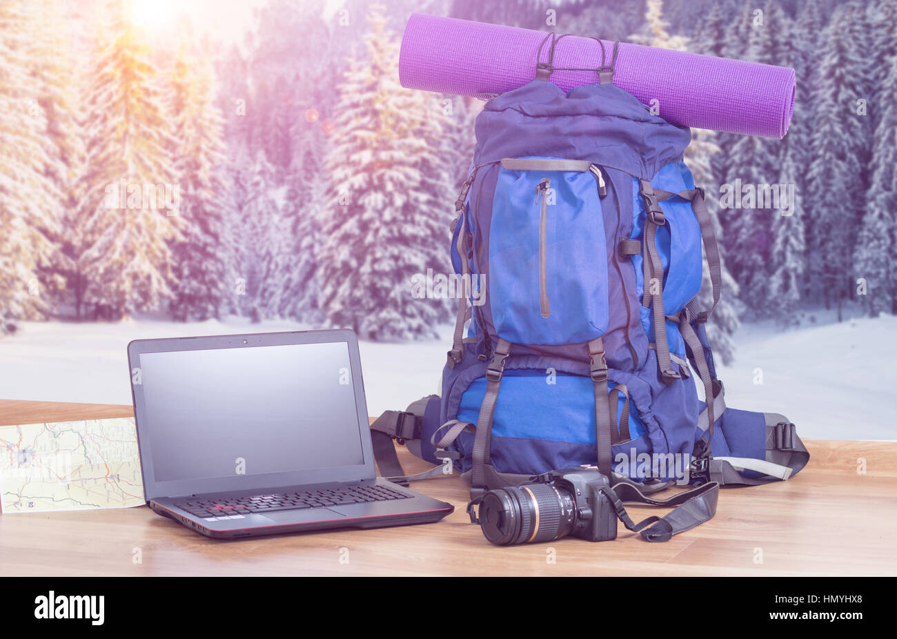 Rucksack Laptop und Kamera mit Winter-Hintergrund Stockfoto