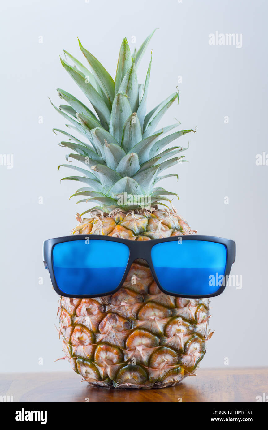 Ananas mit Sonnenbrille Stockfoto
