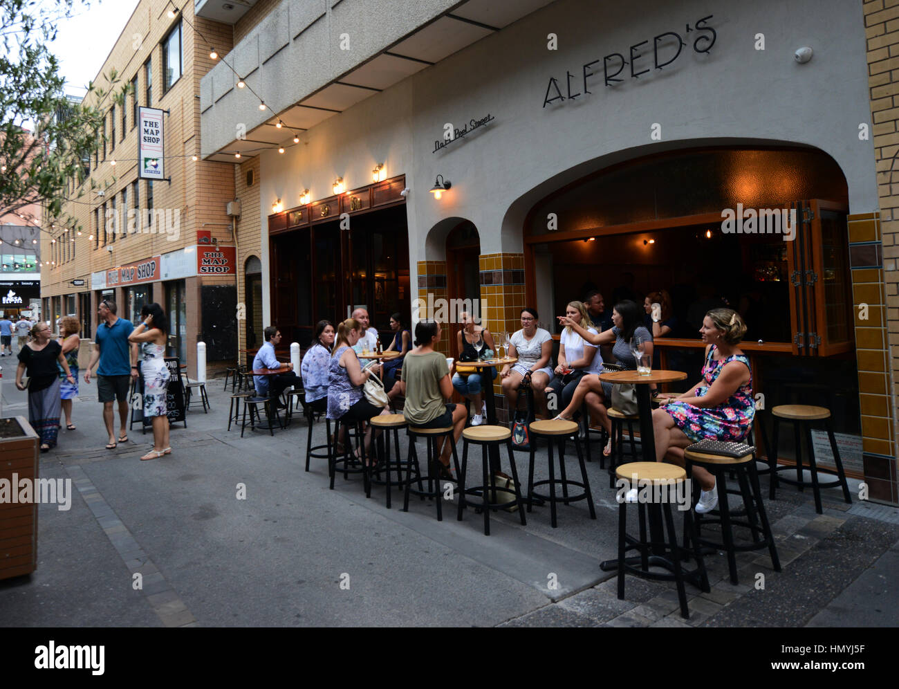 Lokalen Aussies genießen Sie einen Drink an der Bar & Restaurant in einem der Adelaide bar Gassen Alfreds. Stockfoto