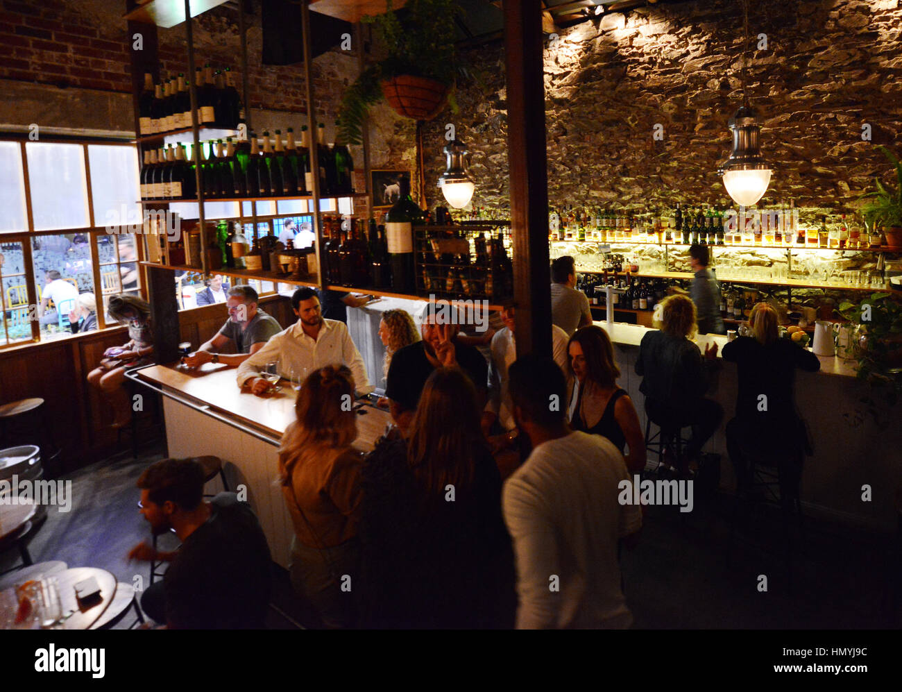 Freitag Abend drinks in der trendigen kluge Schneiderlein Bar in Adelaide, Australien. Stockfoto