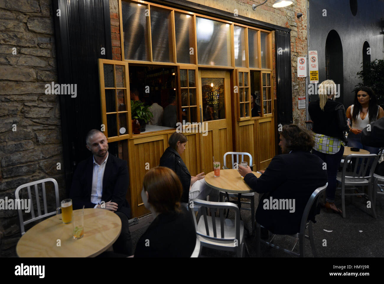 Freitag Abend drinks an der trendigen kluge Schneiderlein Bar in Adelaide. Stockfoto