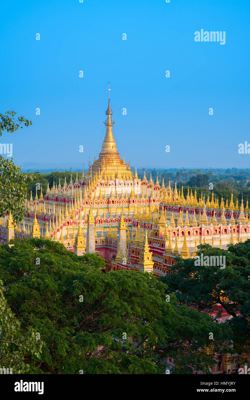 Schöne buddhistische Pagode, Thanboddhay Phaya in Monywa, Myanmar, Südostasien Stockfoto
