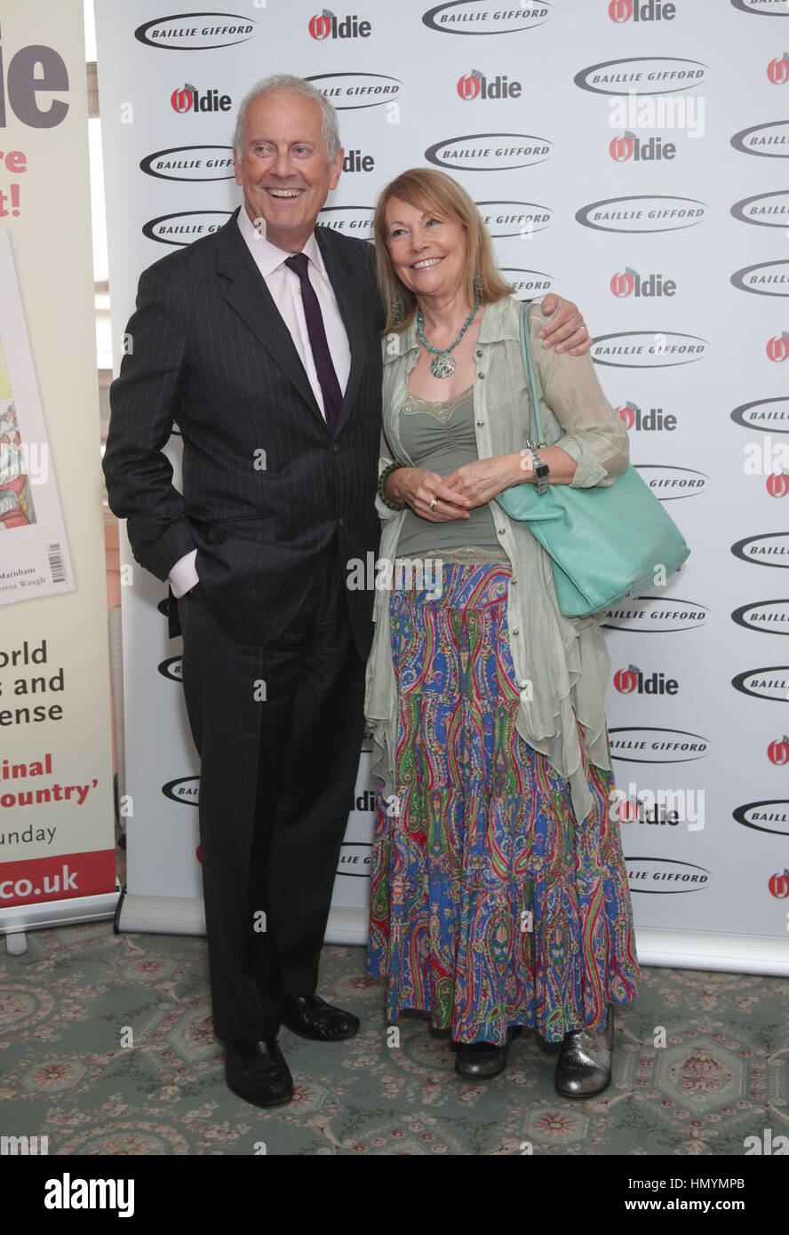 Gyles Brandreth und seine Frau Michele Brown besucht die Oldie of the Year Award bei Simpsons in Strand, Zentrum von London. Stockfoto