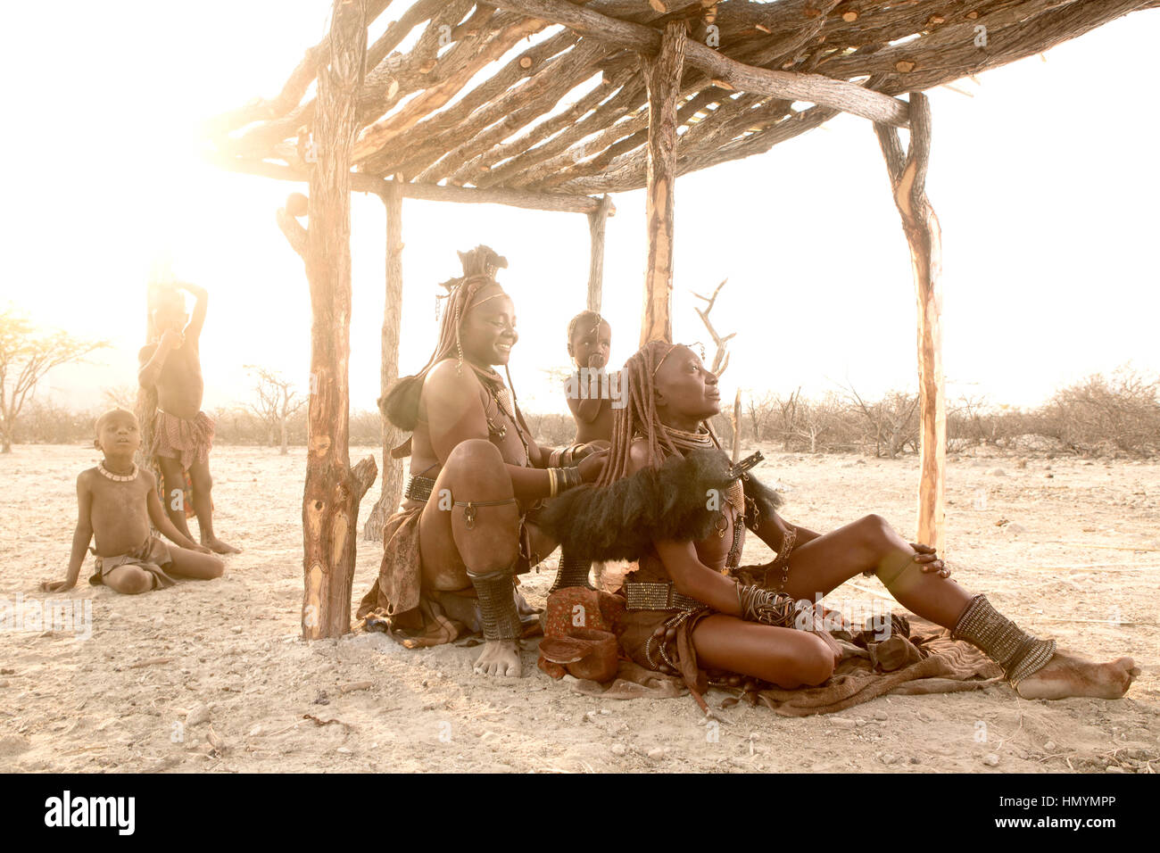 Himba-Frauen bekommen ihre Haare gemacht Stockfoto