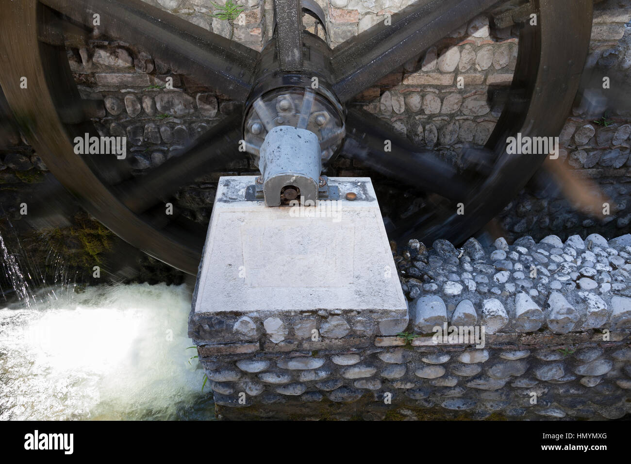Rad der Mühle von den Handwerkern des Dorfes von Valvasone gespendet Stockfoto
