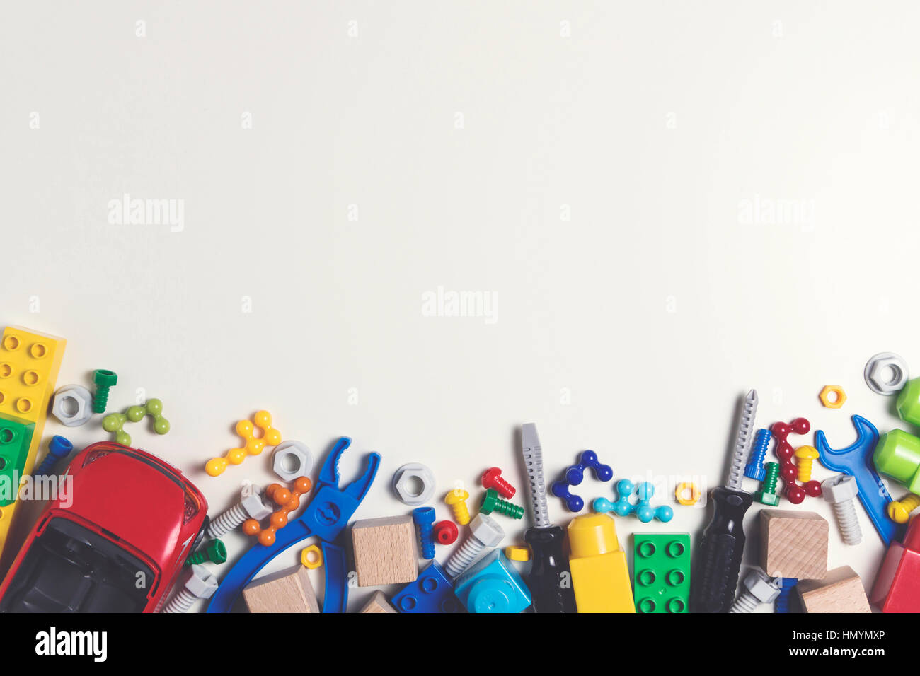 Bunte Kinder-Spielzeug-Frame. Kunststoff-Spielzeug Werkzeuge, Schrauben,  Muttern, Auto, Bau Blöcke, Würfel auf weißem Hintergrund als Rahmen mit  textfreiraum für Text. Flach zu legen. Ansicht von oben. Getönten Bild  Stockfotografie - Alamy