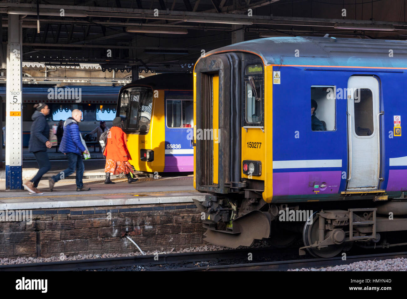 Fluggästen, die Züge am Bahnhof Sheffield, Sheffield, England, UK Stockfoto