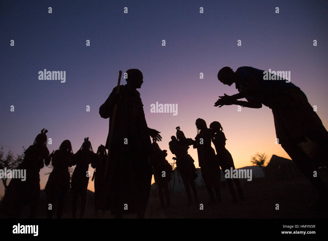 Himba Dorfbewohner Tanz in der Abenddämmerung in Namibia. Stockfoto